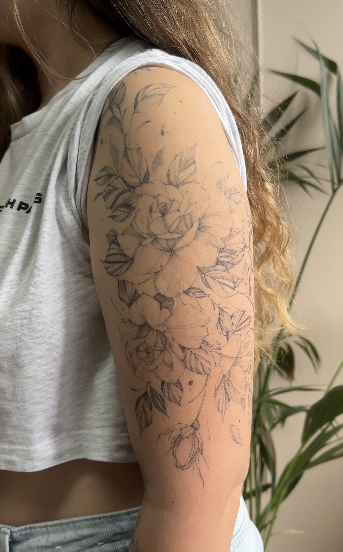 Close de tatuagem fine line com traços finos