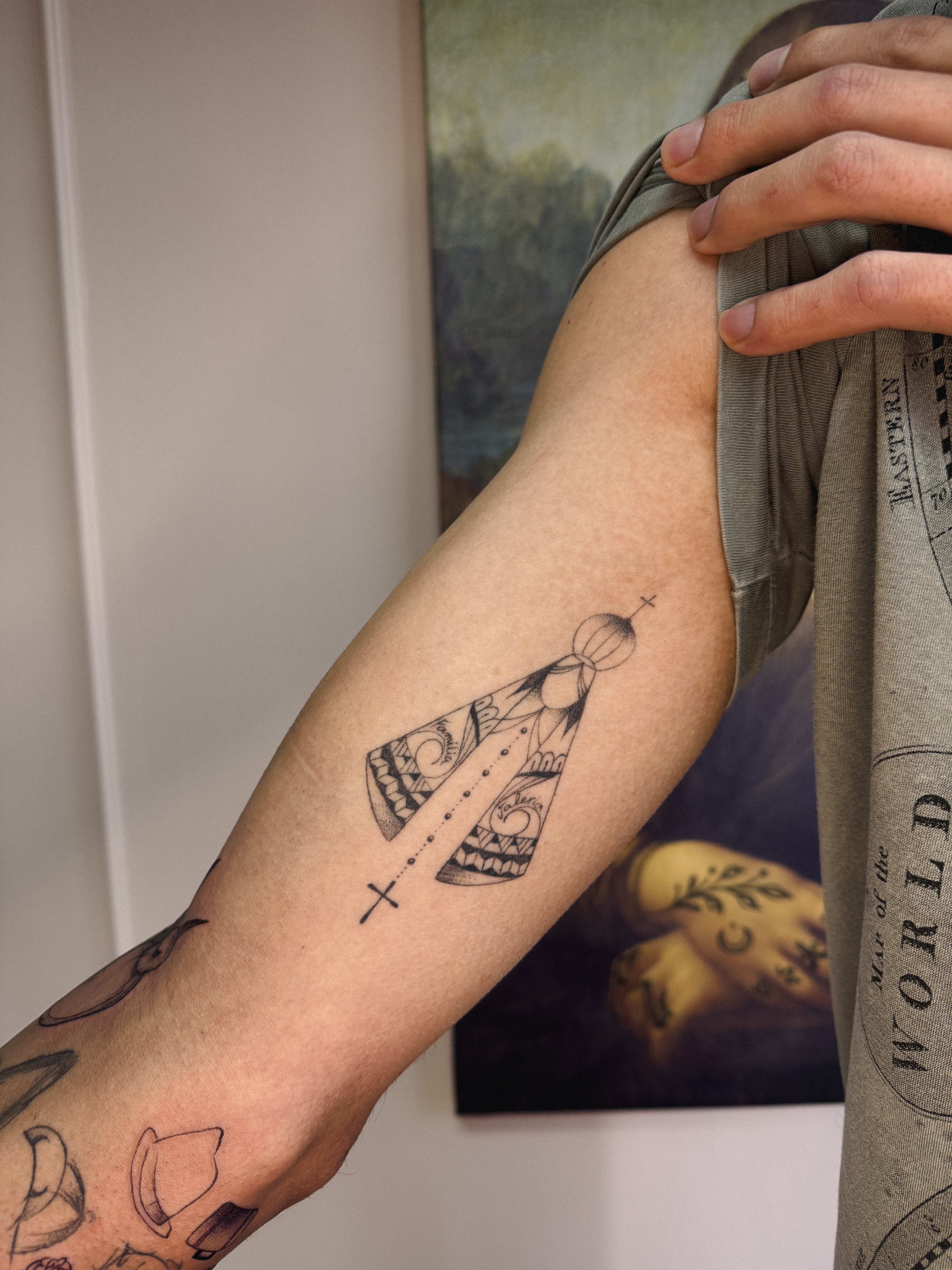 Resultado de tatuagem de linha fina com aplicação precisa