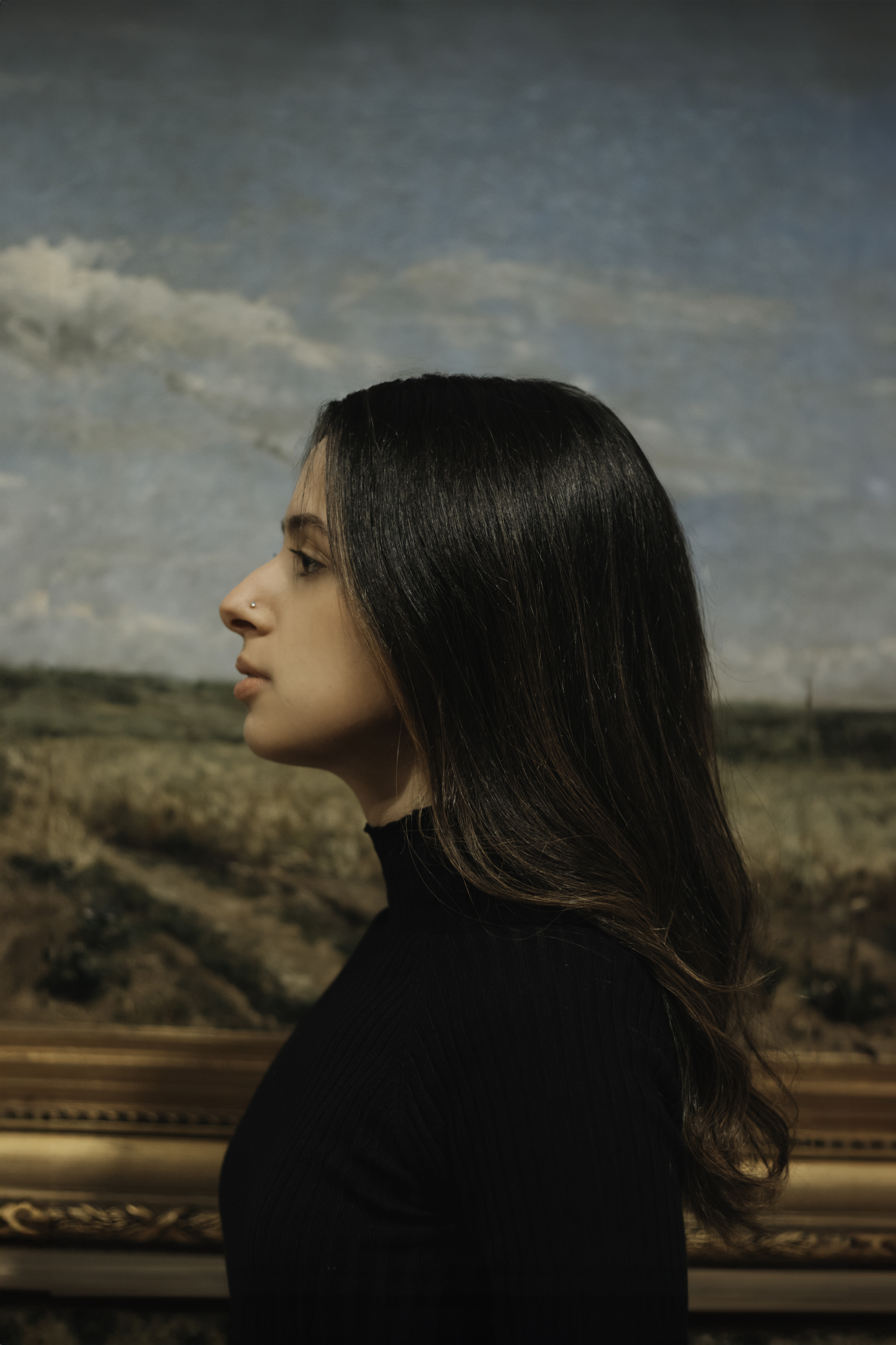 Gabriela Torbes analisando técnica de tatuagem de linhas finas